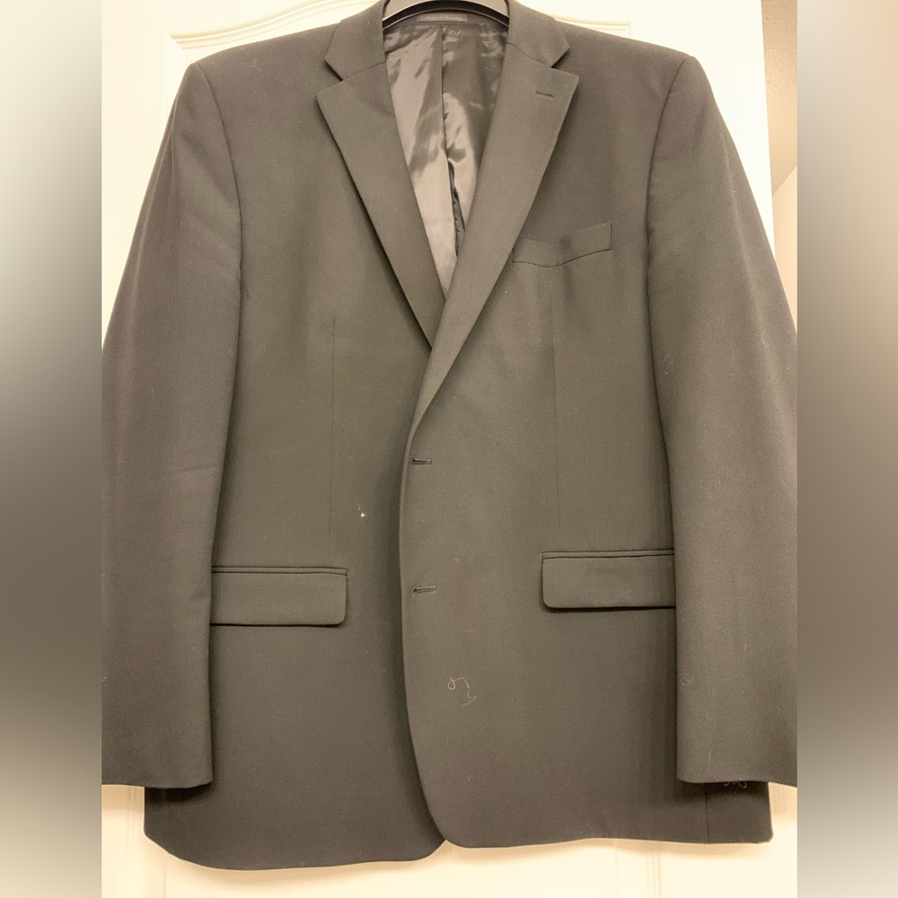 Men’s suit jacket in black by chaps has all buttons in good condition